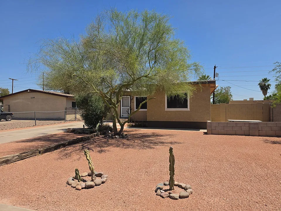 1243 N Oleander St