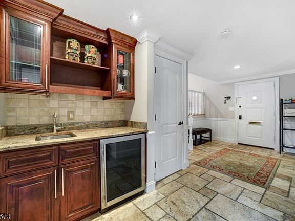 3rd image of 6 Cullen Dr