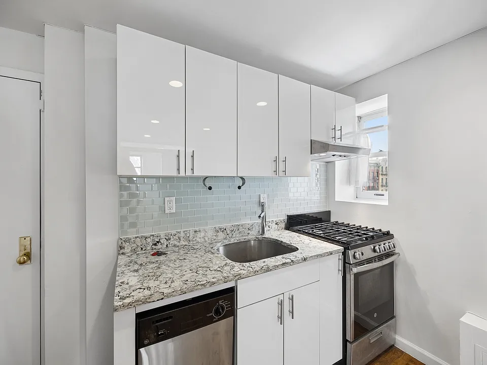 91 Christopher St #17A
