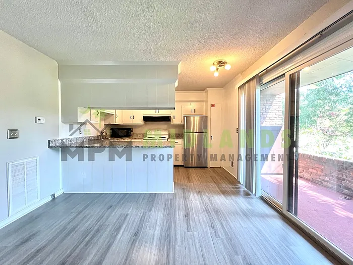 621 Henderson St — Photo 5