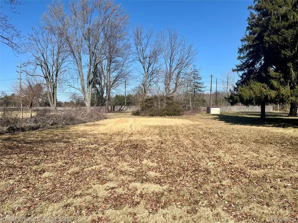 45134 Jeanette Ave, Belleville, MI 48111