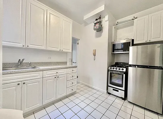 Rented by Manhattan Realty Group | media 13