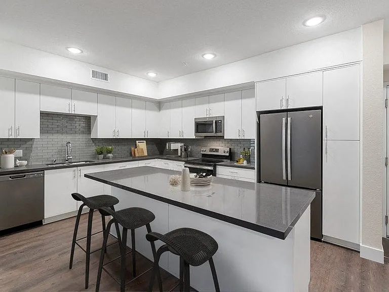 Vernola Marketplace Luxury Apartments — Photo 6