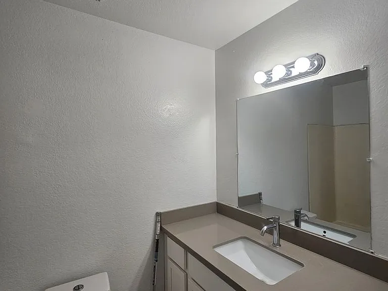 115 W. Inglewood — Photo 24