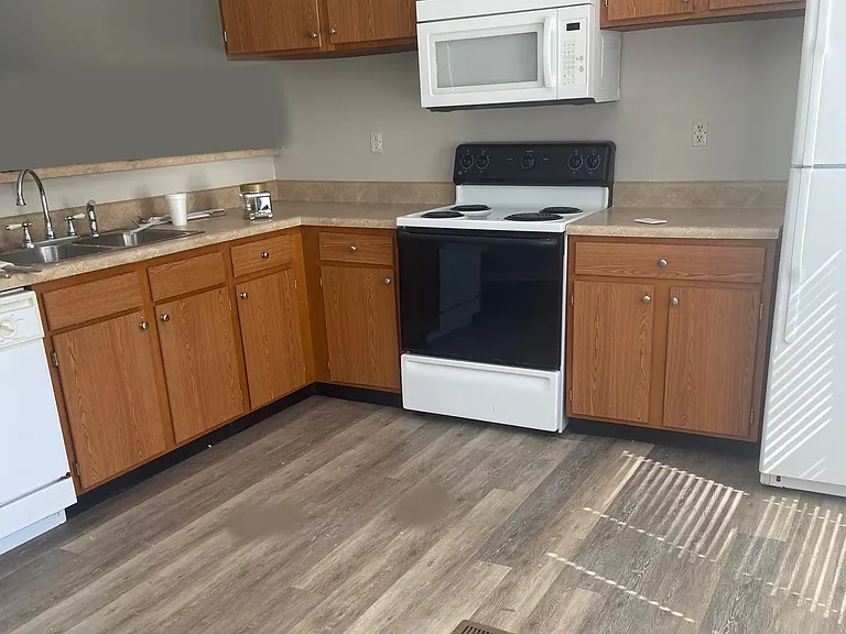 319 SE Valerie Ct — Photo 2