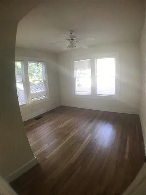 6 bed, 2.0 bath, 2150 sqft, $5,200 — Photo 3