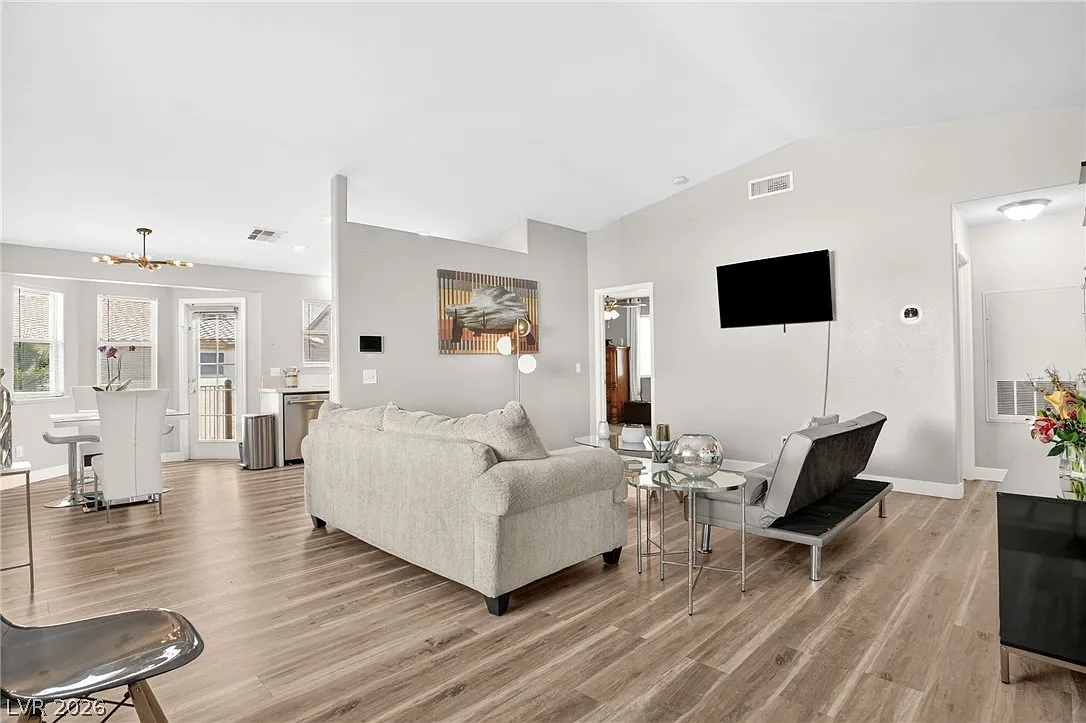 3 bed, 2.0 bath, 1219 sqft, $1,975 — Photo 3