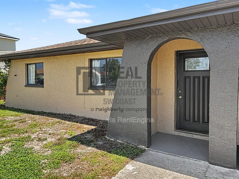 843 SW 16th Ter — Photo 2