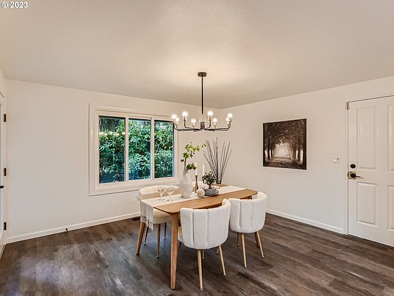 Dining Area>