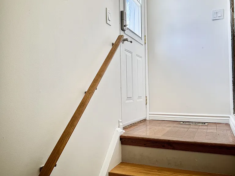 447 Harcourt Dr — Photo 3