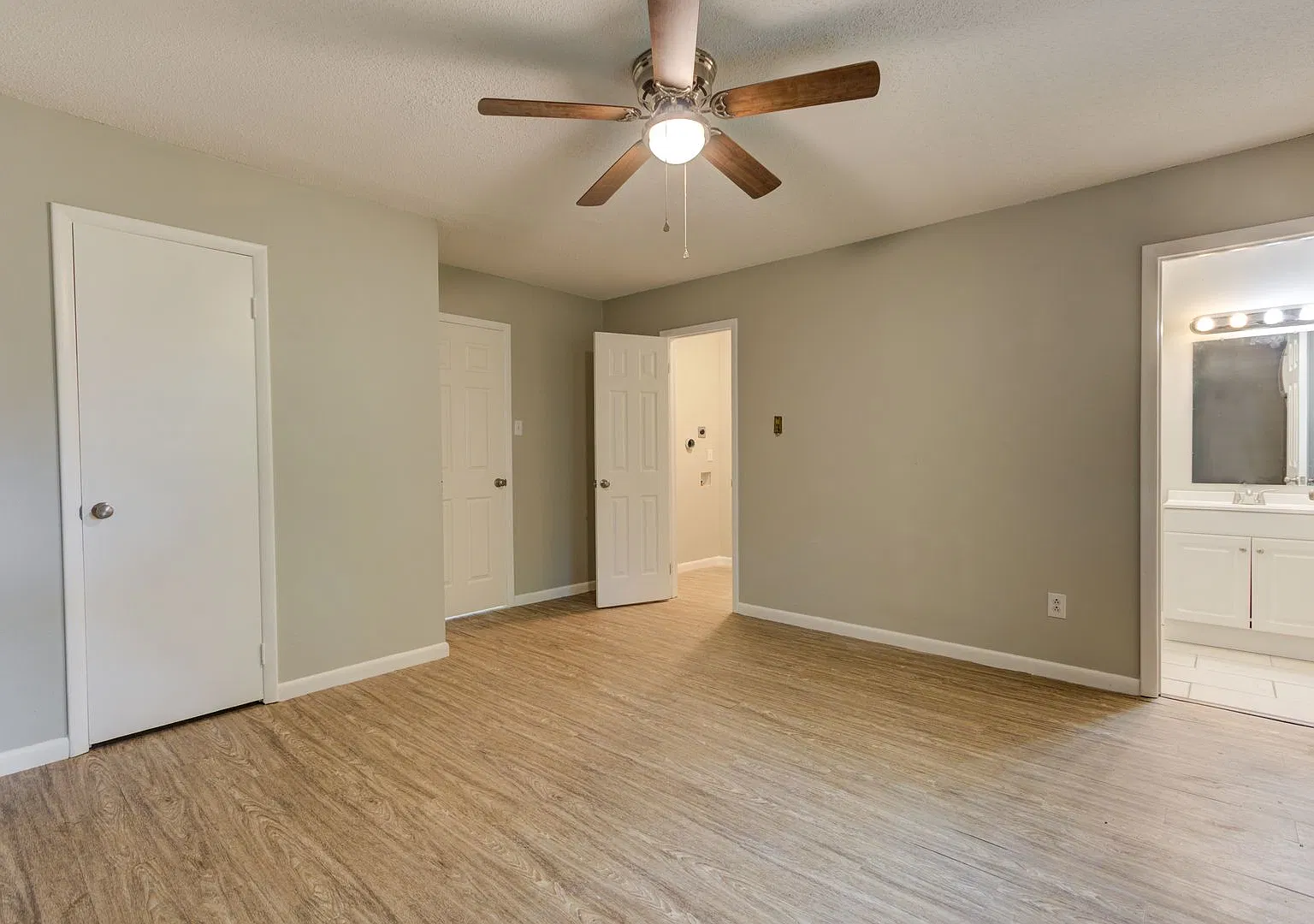 The Azalea: 1 & 2 Bedroom Apartments — Photo 2