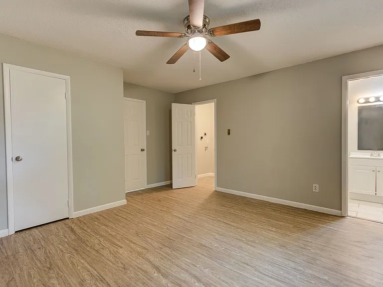 The Azalea: 1 & 2 Bedroom Apartments — Photo 2