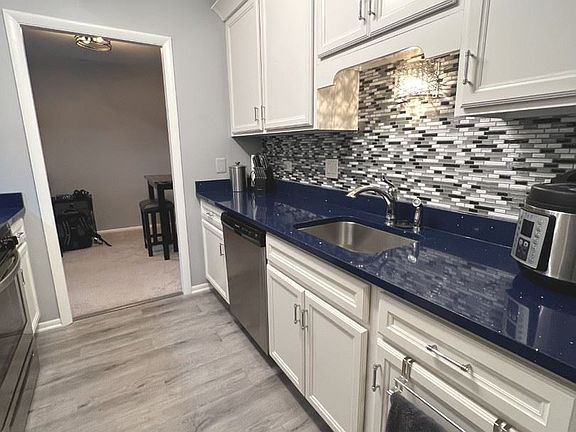 5th image of 700 Wellington Ave Unit 413