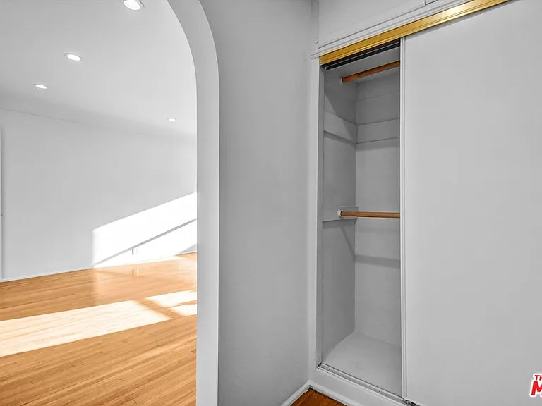 207 S Reeves Dr — Photo 19