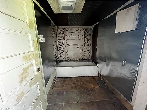 5th image of 628 Early Ave