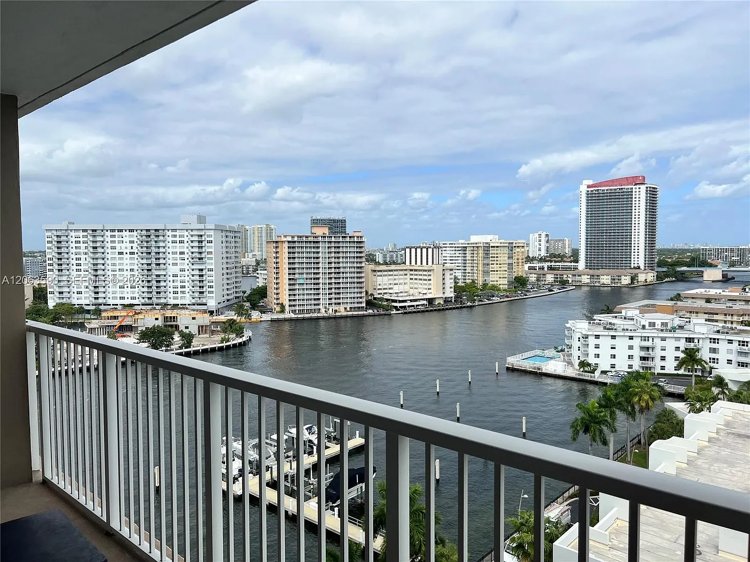 Hemispheres Condo — Photo 3