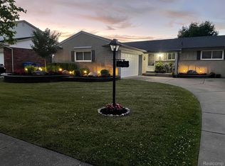 27126 Rochelle St, Dearborn Heights, MI 48127