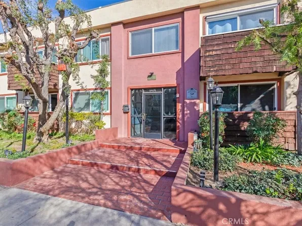 5414 Newcastle Ave APT 52, Encino, CA 91316