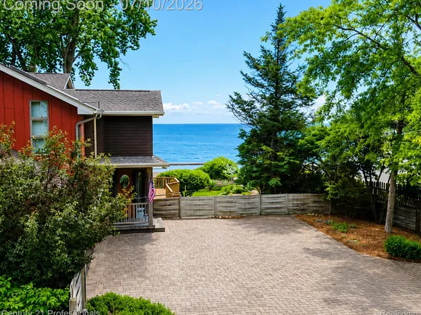 3668 Shorewood Rd, Lakeport, MI 48059