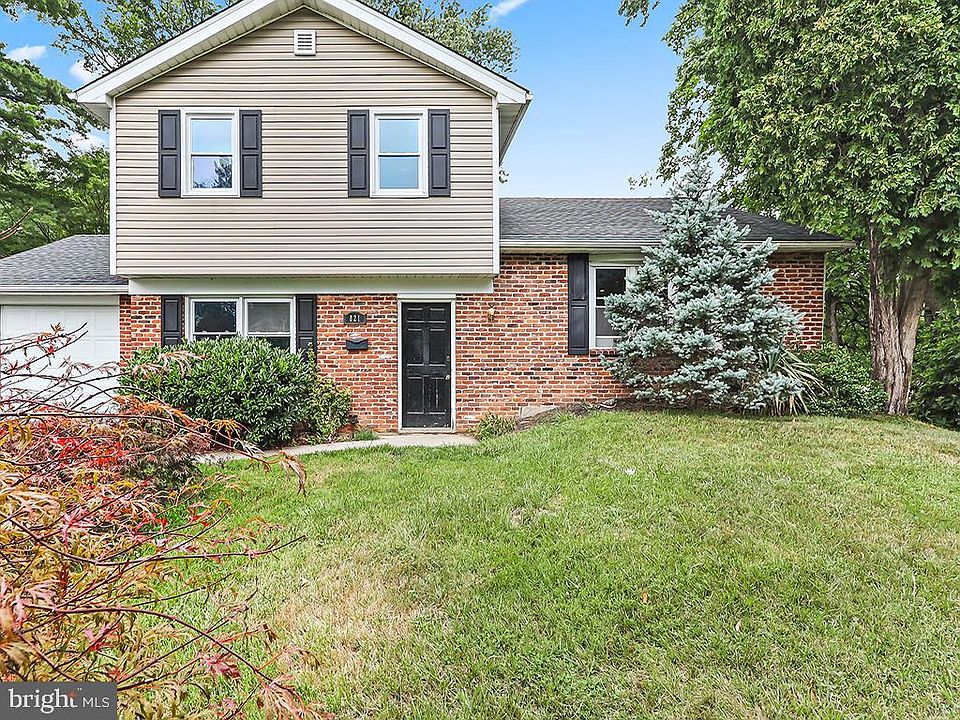 1st image of 821 Sweetbriar Dr
