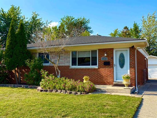 20561 Kemp St, Clinton Township, MI 48035