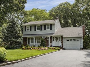42 Peacock Ln, Commack, NY 11725