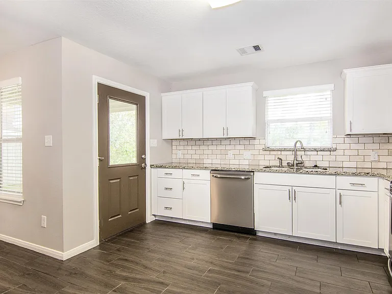 200 Medic Ln #B — Photo 9