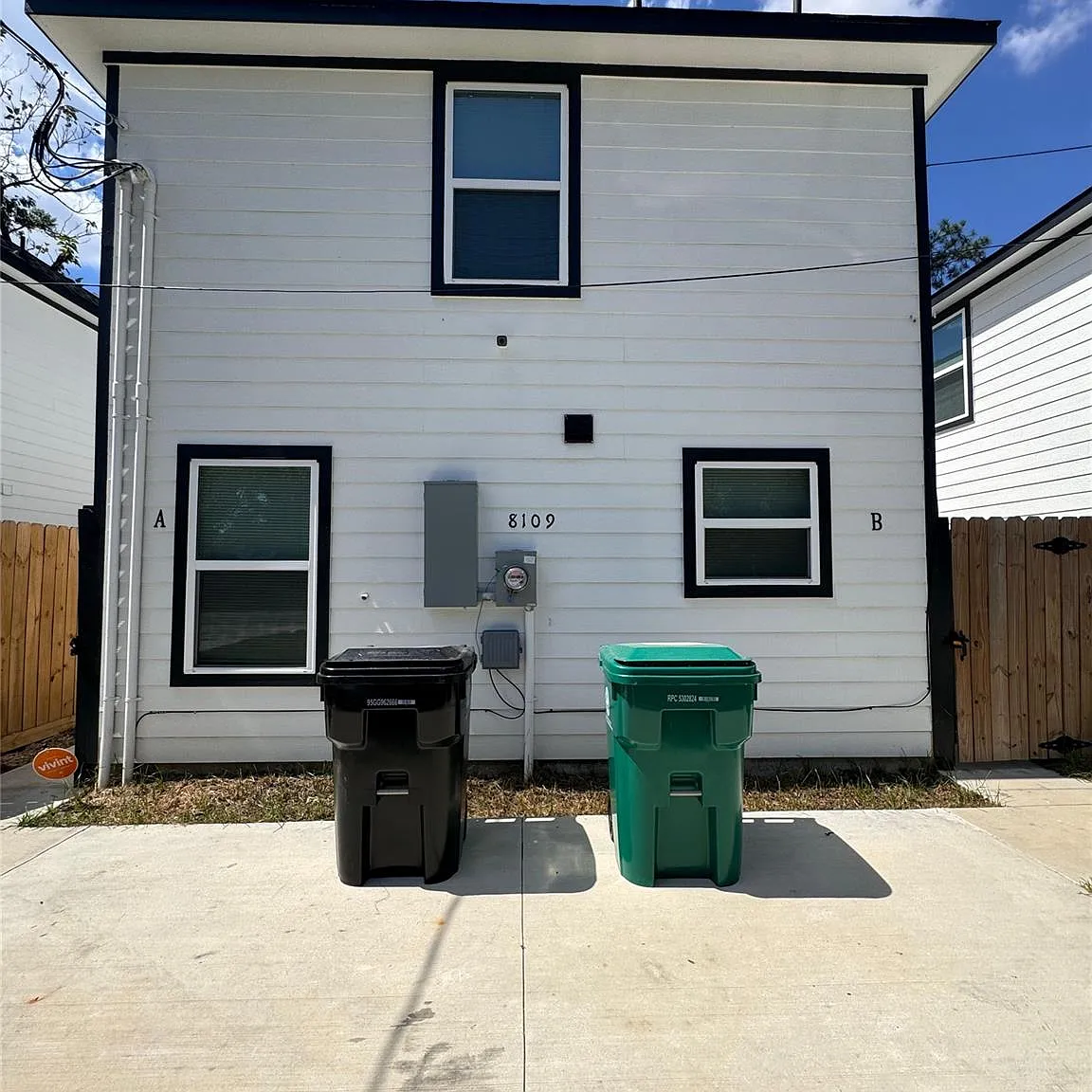3 bed, 2.0 bath, 3233 sqft, $1,500 — Photo 1