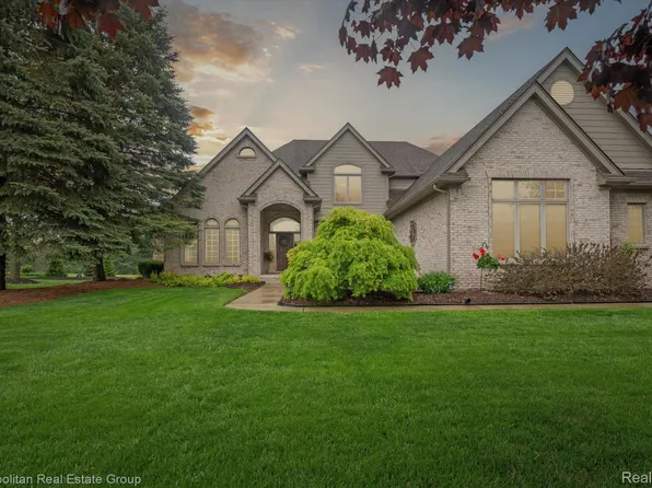921 Gleneagles, Highland, MI 48357