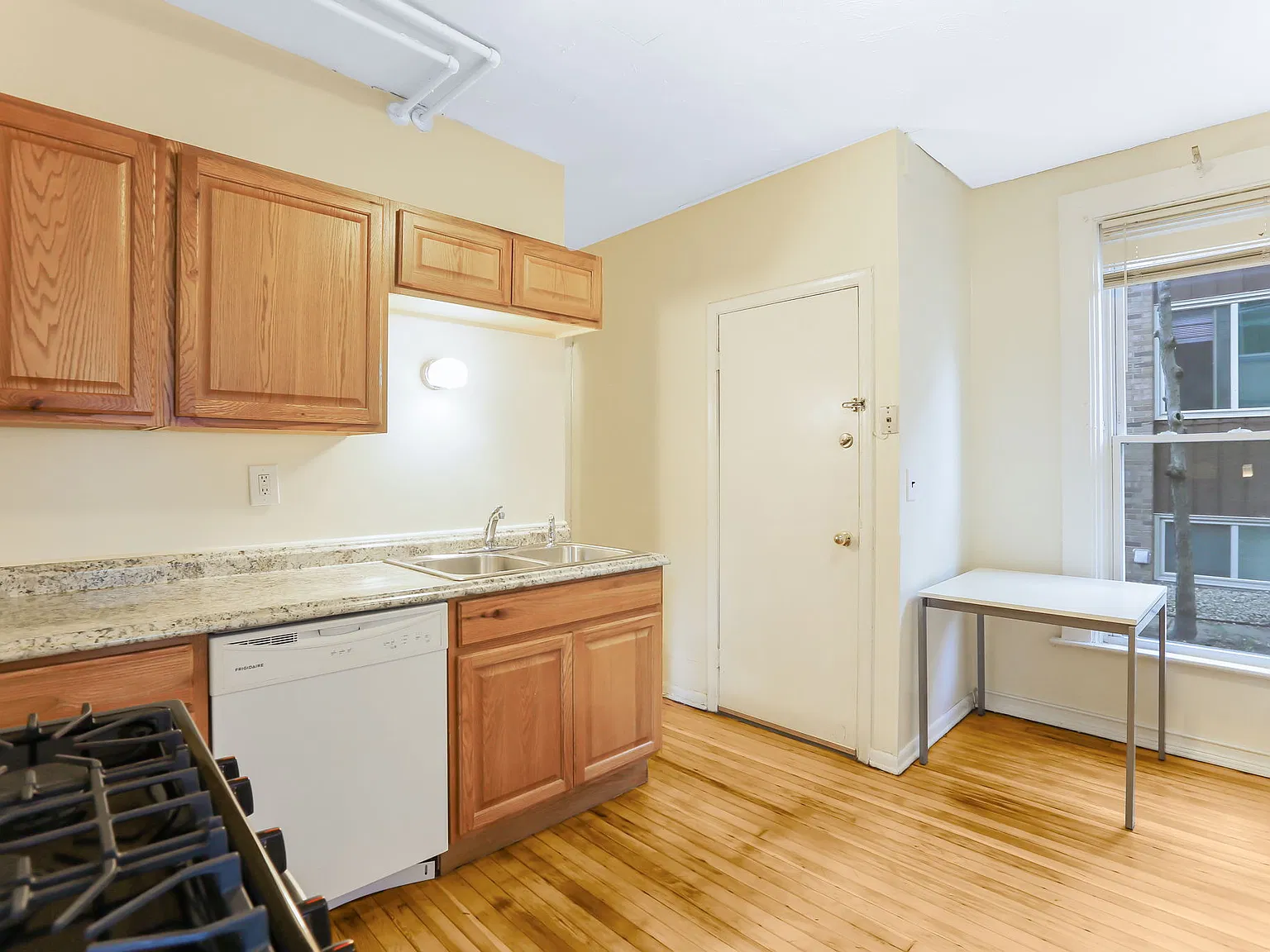 2 bed, 1000 sqft, $1,400 — Photo 3