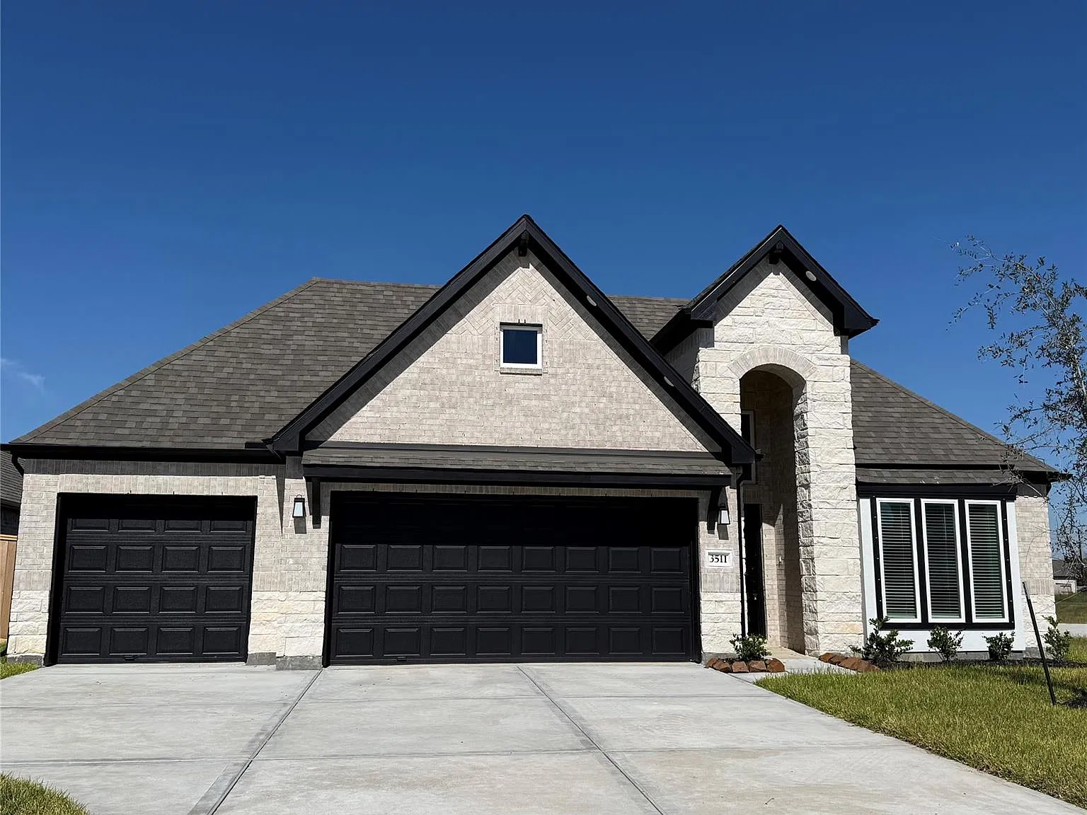 3 bed, 2.0 bath, 2012 sqft, $3,000 — Photo 1