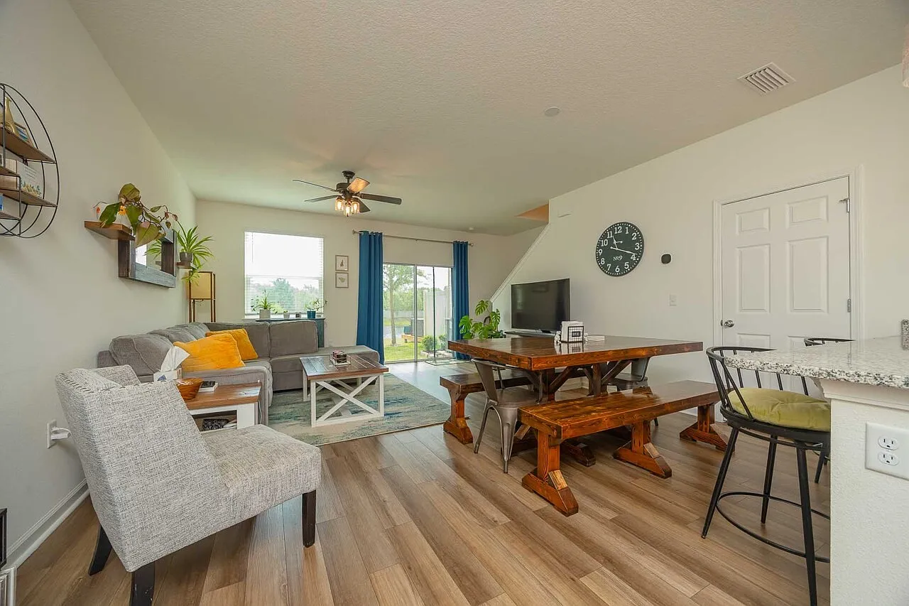 3 bed, 1354 sqft, $2,500 — Photo 3