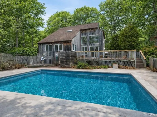 98 Squiretown Rd, Hampton Bays, NY 11946