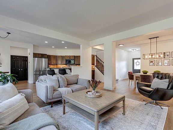 4th image of 107 Aspen Stone Cres SW