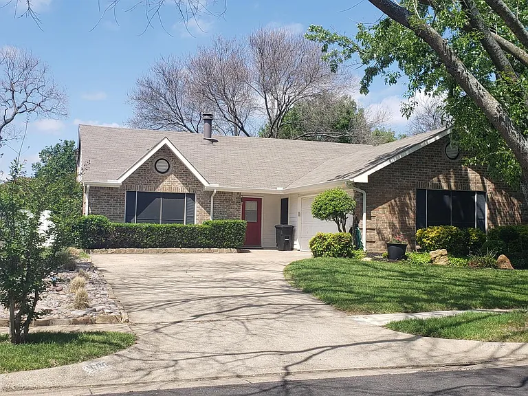 2605 Sprucewood Ln — Photo 2