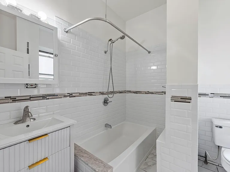 44 Perry St #3W — Photo 8
