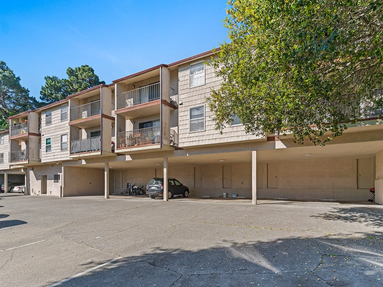 2 bed, 920 sqft, $2,400 — Photo 3