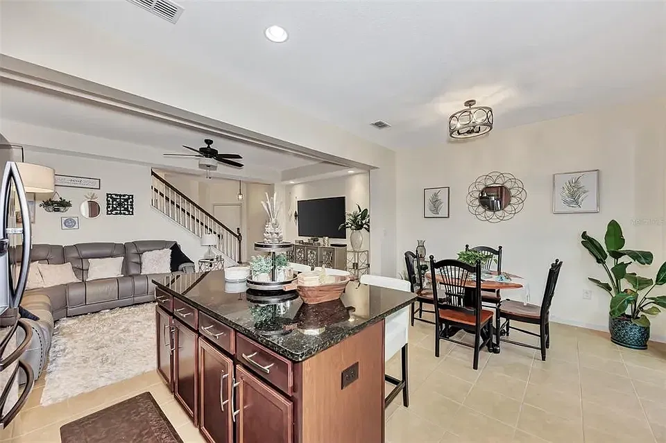 3 bed, 2.5 bath, 1688 sqft, $2,650 — Photo 3