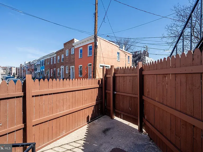 1028 W Cross St — Photo 18
