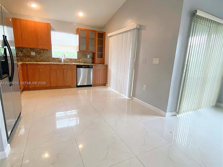 487 SE 20th Dr — Photo 5