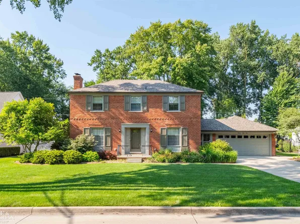 1141 S Oxford Rd, Grosse Pointe Woods, MI 48236
