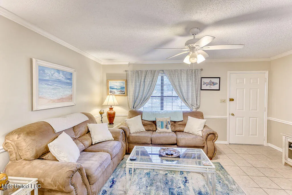 5 bed, 2.5 bath, 1616 sqft, $2,200 — Photo 3
