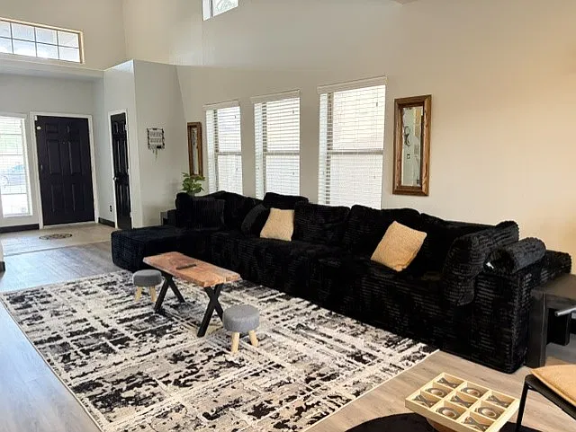 4 bed, 2.5 bath, 2334 sqft, $3,200 — Photo 3