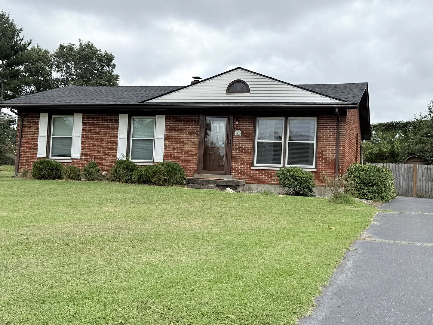 Spacious 4 bed / 2 bath home — Photo 1