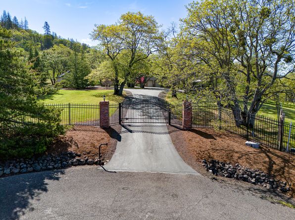 6776 Laurel Crest Dr, Medford, OR 97504
