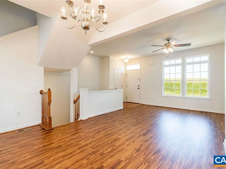 2138 Lockwood Dr — Photo 2