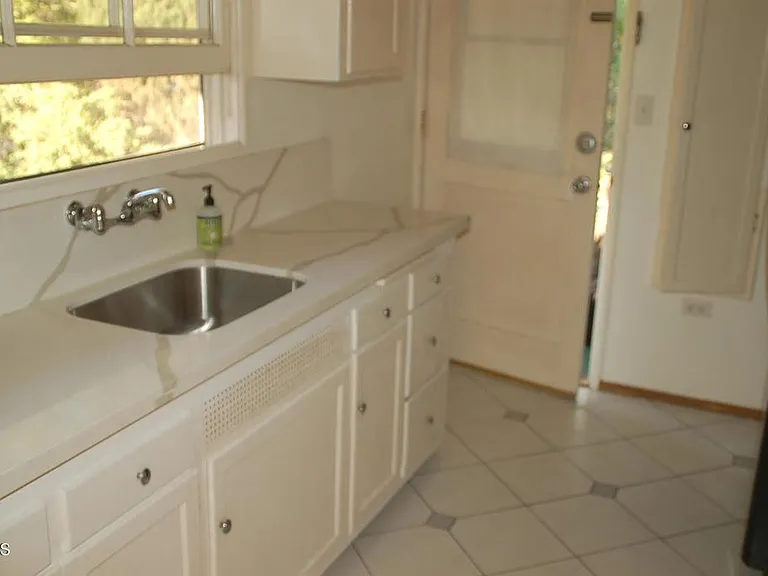 1637 Raymond Hill Rd — Photo 10