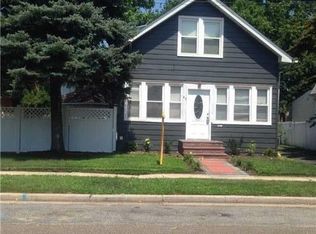 89 Raymond St, Hicksville, NY 11801
