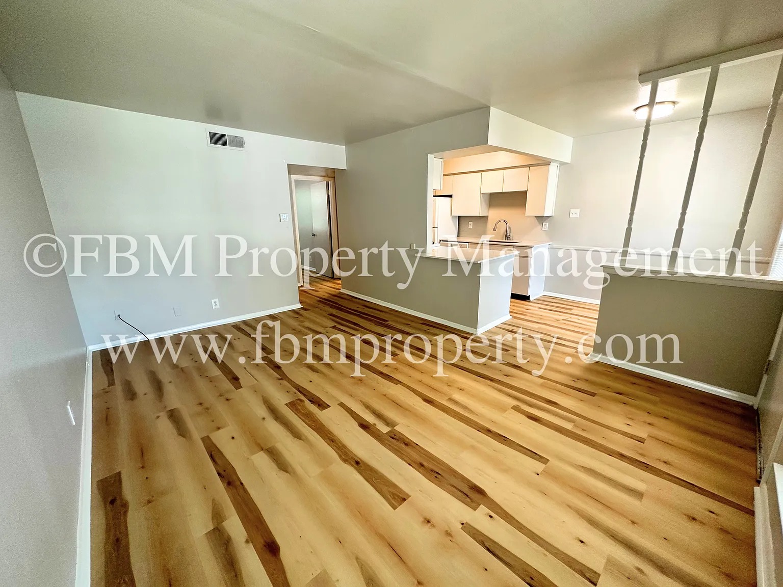 518 N Rogers St, Unit 202 - Cozy 2 Bedroom, 1 Bathroom Upstairs Apartment in Waxahachie, TX! — Photo 4