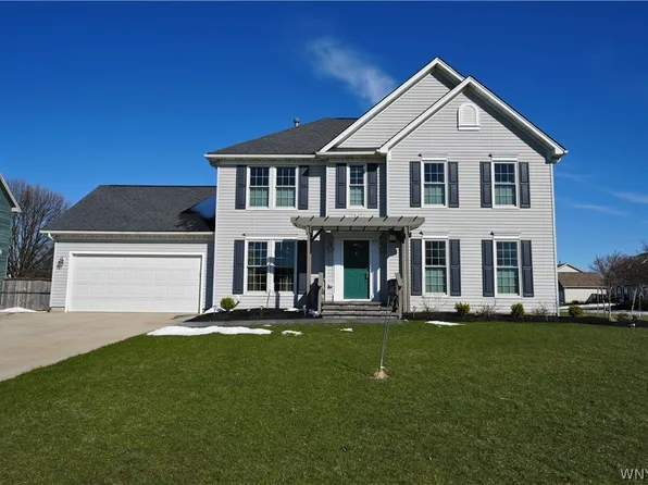 45 Falconcrest Ln, Orchard Park, NY 14127
